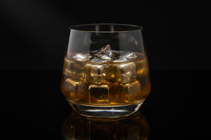 Kleinere RVS ijsblokjes in lager glas met mysterieuze stijl